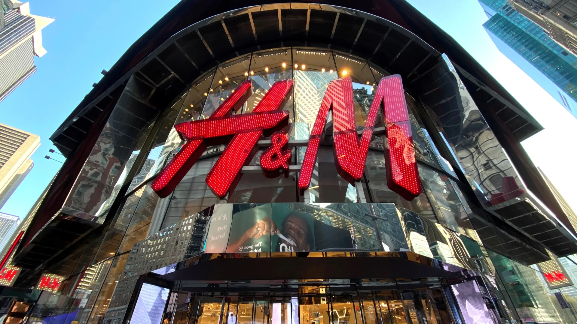 H&M is going to dismiss 1.500 workers of the company