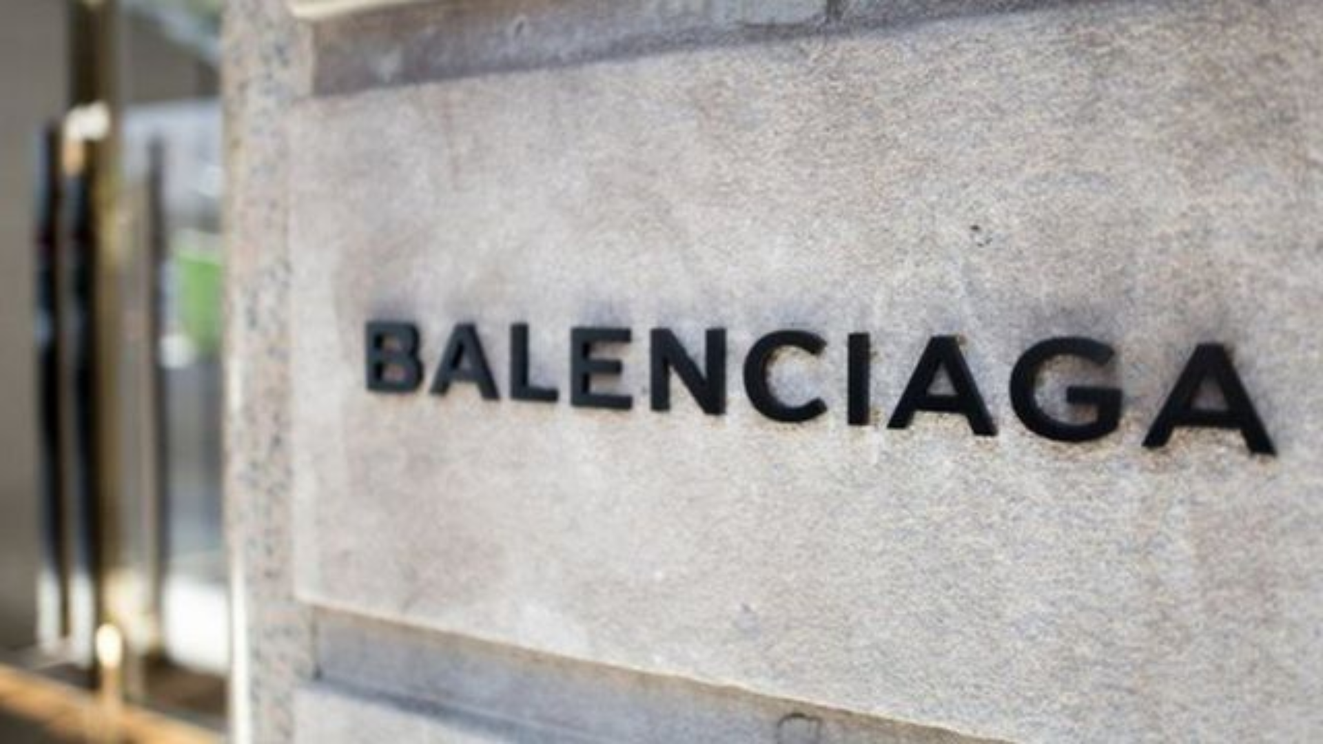 Balenciaga in the edge of huracan by a high polemical 
