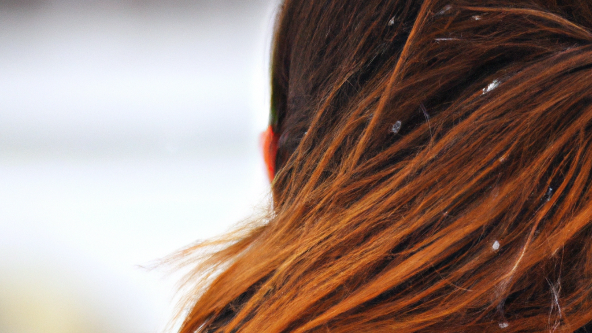 Cabello de mujer mientras nieva por Dall·E