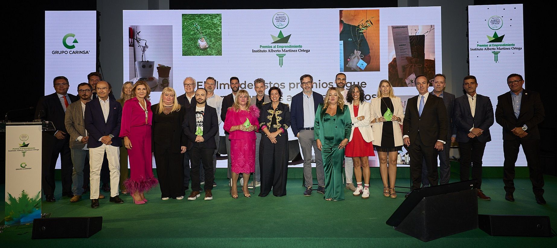 Foto de familia con los ganadores, ponentes y jurado de los Premios Alberto Martínez