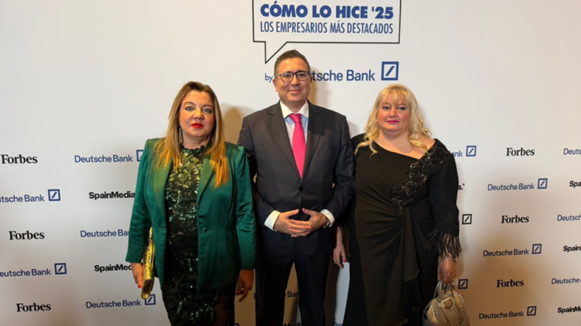 . Vanesa Martínez, CEO de Grup Carinsa; David Ventura, Director Comercial de Grup Carinsa; y Denia Martínez, Vicepresidenta de Grup Carinsa, durant la gala de ayer de Forbes