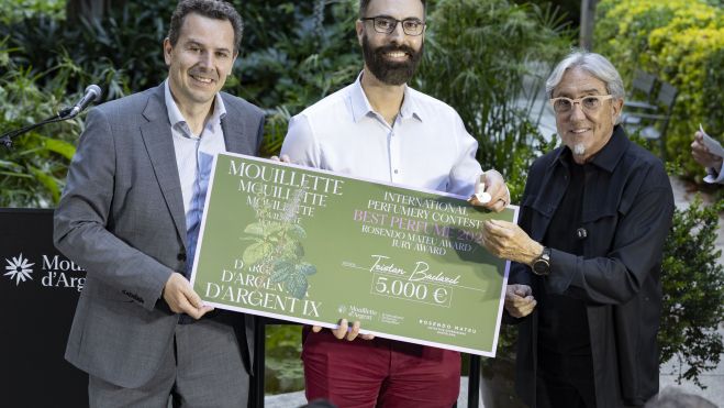 THE WINNER OF ROSENDO MATEU AWARD TRISTAN BADAR WITH CARLES MAURI from ROSEND MATEU PERFUMERS & RAMON MONEGAL (president of the Jury) THE WINNER OF ROSENDO MATEU AWARD TRISTAN BADAR WITH CARLES MAURI from ROSEND MATEU PERFUMERS & RAMON MONEGAL (president of the Jury)