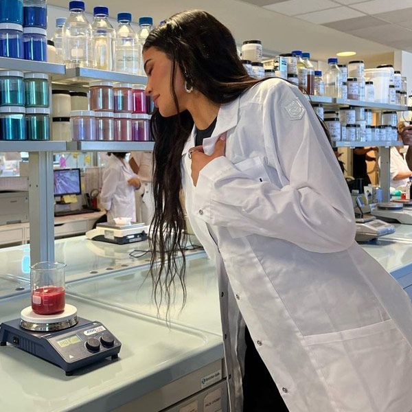 Kylie Jenner en su laboratorio de MIlán