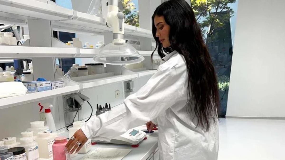 Kylie  Jenner entra al laboratorio incumpliendo los protocolos de seguridad