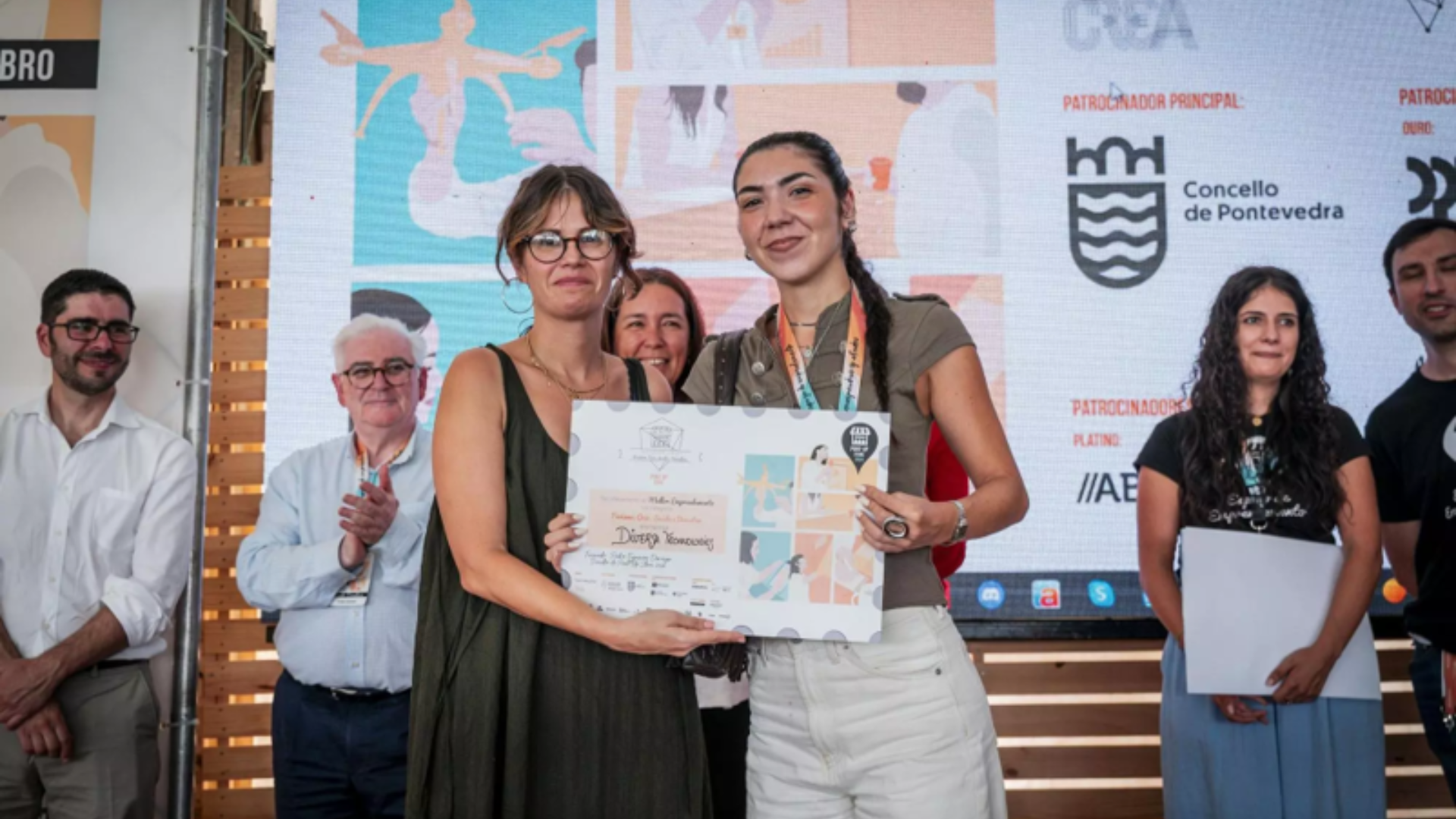 Paula Martínez recibe, en representación de DIVERSA Technologies, el reconocimiento a Sphirence en la categoría de Salud y Bienestar. Paula Martínez recibe, en representación de DIVERSA Technologies, el reconocimiento a Sphirence en la categoría de Salud y Bienestar.